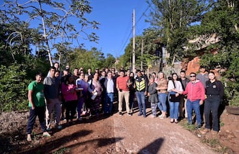 La comitiva municipal y los vecinos durante la recorrida por la zona afectada por inundaciones.