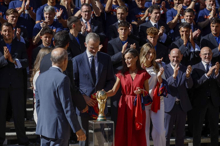 Los reyes Felipe VI y Letizia admirando la Copa del Mundo en el Palacio de la Zarzuela. (EFE/Daniel González)