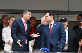 El presidente Santiago Peña, junto al secretario de Estado Marco Rubio, en uno de los palcos del SoFi Stadium, durante el debut mundialista de la Albirroja