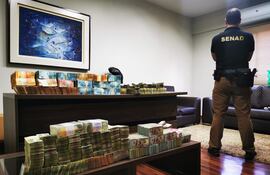 Siete allanamientos se realizaron la semana pasada en casas de cambios, ante la sospecha de que prestaron colaboración para lavar dinero de Miguel Servín. En la imagen se ve el dinero hallado en una oficina, instalada en el segundo nivel de la sucursal.