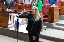 Lucía Mendoza, senadora de Cruzada Nacional jura en reemplazo de Javier "Chaqueñito" Vera, expulsado del Senado.