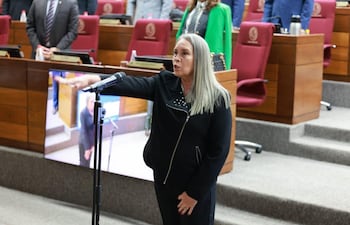 Lucía Mendoza, senadora de Cruzada Nacional jura en reemplazo de Javier "Chaqueñito" Vera, expulsado del Senado.