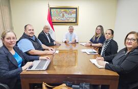 Representantes de la UNE se reunieron con el ministro de Educación, Luis Ramírez.