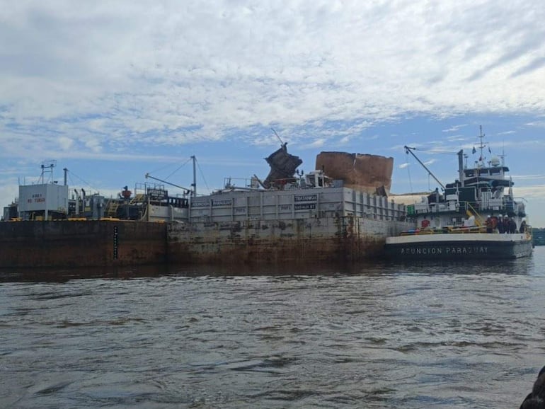 Explosión en una barcaza en el río Paraguay deja cuatro fallecidos, según Prefectura Naval - Policiales