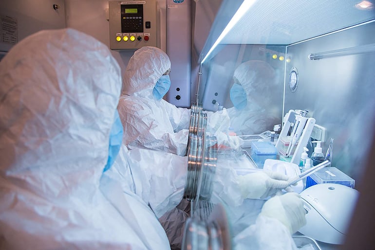 En esta fotografía sin fecha, difundida por el Instituto de Investigación Antiplaga de Irkutsk, especialistas trabajan en un laboratorio como parte de las medidas antiepidémicas durante la Universiada de Invierno de 2019, en Krasnoyarsk.