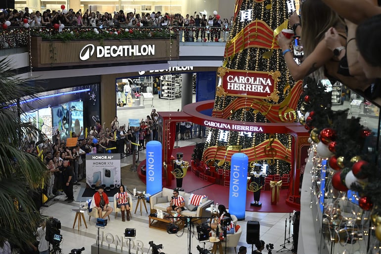 El programa de streaming Nadie dice nada llegó por primera vez a Paraguay de la mano de HONOR, convocando a una multitud en Paseo La Galería.