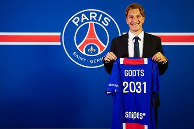 Mika Godts, nuevo futbolista del París Saint-Germain.