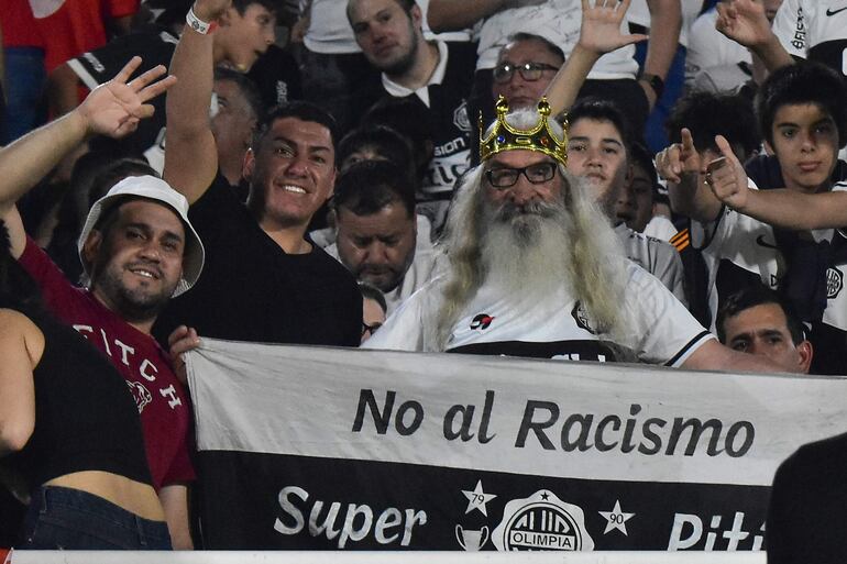 Los hinchas de Olimpia en el estadio Defensores del Chaco, en Asunción, Paraguay.