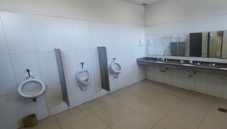 El único baño para hombres habilitado en la planta baja de la terminal no cuenta con elementos básicos como papel higiénico y jabón.