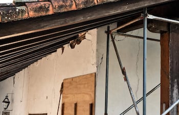 Interiores del Museo de Arte Jesuítico Guaraní con andamios de metal, vigas de madera expuestas y paredes con grietas.