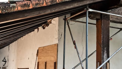 Interiores del Museo de Arte Jesuítico Guaraní con andamios de metal, vigas de madera expuestas y paredes con grietas.