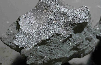 Fotografía cedida por SETI Institute donde se muestra un fragmento del meteorito de Hillsborough, que impactó contra una vivienda en Nueva Jersey el 16 de julio de 2024, y que se fracturó al impactar, dejando al descubierto un interior intacto.