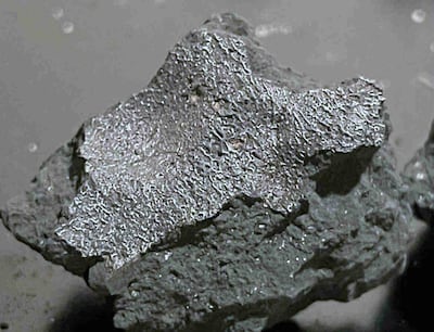 Fotografía cedida por SETI Institute donde se muestra un fragmento del meteorito de Hillsborough, que impactó contra una vivienda en Nueva Jersey el 16 de julio de 2024, y que se fracturó al impactar, dejando al descubierto un interior intacto.
