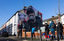 La gente toma fotografías de un mural del director del Liverpool, Jurgen Klopp, en Liverpool, Gran Bretaña, el 26 de enero de 2024. Klopp anunció el 26 de enero de 2024 que dejará el Liverpool FC al final de la temporada. Tras unirse al club en 2015, durante su etapa como entrenador el Liverpool ganó seis trofeos importantes, incluidas la Premier League y la UEFA Champions League. (Liga de Campeones, Reino Unido) EFE/EPA/ADAM VAUGHAN