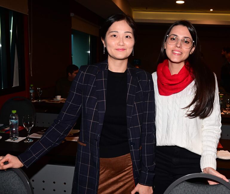 Mary Jung y Carolina Báez.