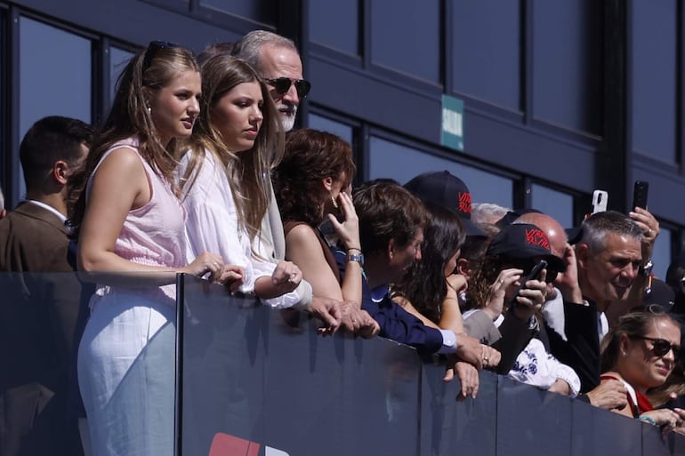 El rey Felipe VI junto con la princesa de Asturias Leonor y la infanta Sofía observan la salida de la F1 ayer domingo durante el Gran Premio de España de Fórmula Uno en el nuevo circuito de Madring en Madrid. (EFE/JuanJo Martín)
