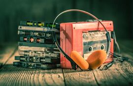 El walkman, introducido por primera vez por Sony en 1979, no fue el primer reproductor de música portátil en el mercado; sin embargo, sí fue el que transformó la experiencia de escuchar música en movimiento.