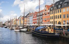 Visitar el puerto y los coloridos edificios de Copenhague, capital de Dinamarca, es una experiencia inolvidable.