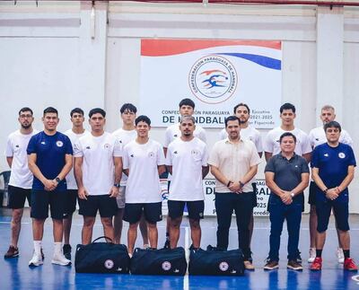 Plantel Absoluto de Paraguay, junto a directivos, alistados para el torneo de Naciones Emergentes.