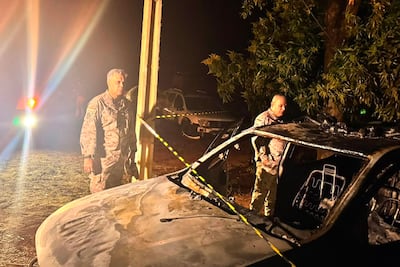 El subcomandante de la Policía, Feliciano Martínez, observa la patrullera quemada por el EPP en el puesto policial de la colonia Naranjito. Atrás aparece el director de Investigaciones, Javier Flores.