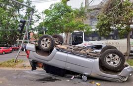 Aparatoso vuelco con suerte enAsí quedó una camioneta luego de haber chocado sobre la avenida San Martín. San Martín