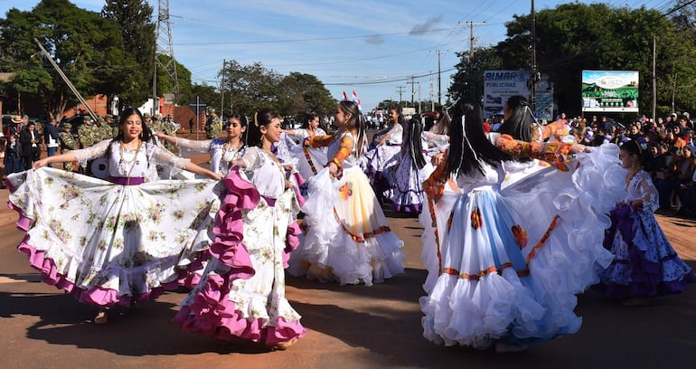 Jovenes de la escuela de danza de Liberación ofrecieron su arte a traves del baile por el doble acontecimiento de la ciudad