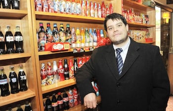 diego-kallsen-en-su-rincon-favorito-su-sala-de-colecciones-en-nueve-anos-logro-colectar-mas-de-3-300-objetos-relacionados-a-la-coca-cola-hay-botel-194012000000-594650.jpg