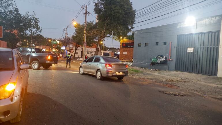 La PMT organiza el tránsito en inmediaciones del colegio luego del accidente ocurrido el lunes
