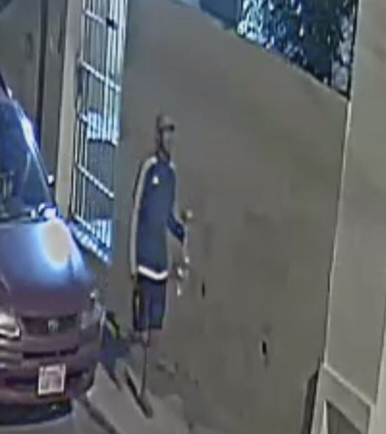 Una de las cámaras capto al sospechoso caminado con el Custodio en mano hacia el barrio San Felipe.
