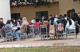 Los alumnos están dando clases en la intemperie hace varias semanas por la clausura de las aulas