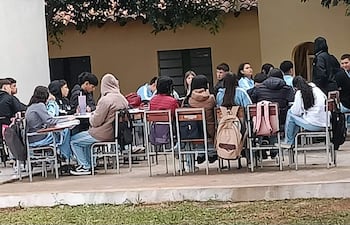 Los alumnos están dando clases en la intemperie hace varias semanas por la clausura de las aulas