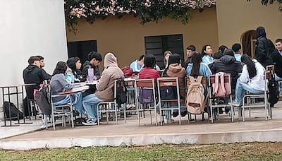 Los alumnos están dando clases en la intemperie hace varias semanas por la clausura de las aulas