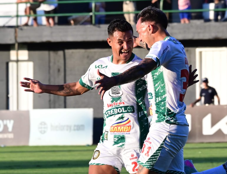 Rodi Ferreira (i) y Brian Blasi, jugadores de Rubio Ñu, celebran un gol en el partido frente a San Lorenzo por la séptima fecha del torneo Apertura 2026 del fútbol paraguayo en el estadio La Arboleda, en Asunción, Paraguay.