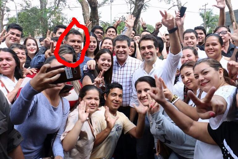 Cortaza Cañete (en círculo), en la foto de la reunión con Cartes.