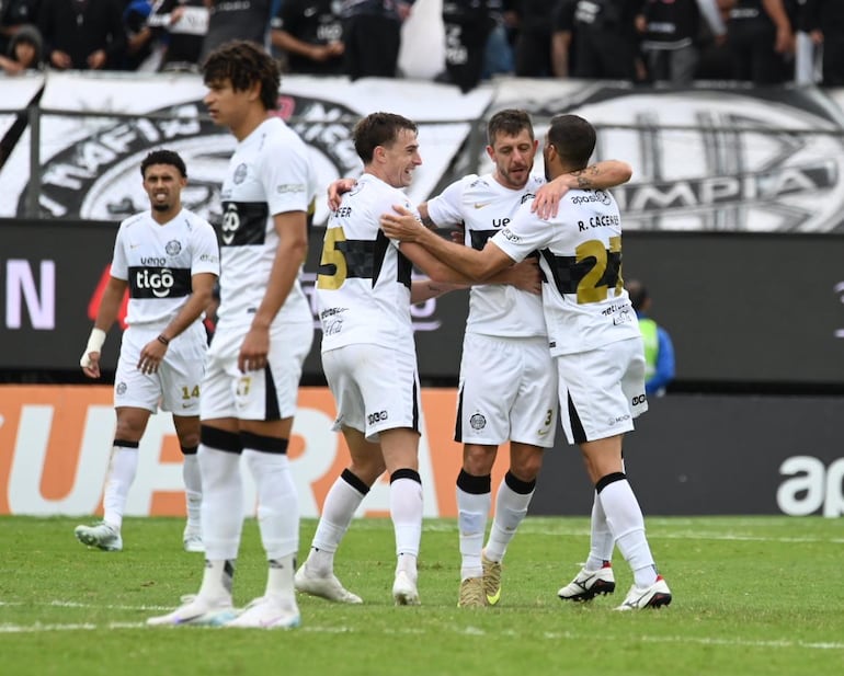 Los jugadores de Olimpia celebran un gol en el partido frente a Sportivo Ameliano por la fecha 19 del torneo Apertura 2026 de la Primera División de Paraguay en el estadio Defensores del Chaco, en Asunción, Paraguay.