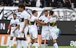 Los jugadores de Olimpia celebran un gol en el partido frente a Sportivo Ameliano por la fecha 19 del torneo Apertura 2026 de la Primera División de Paraguay en el estadio Defensores del Chaco, en Asunción, Paraguay.