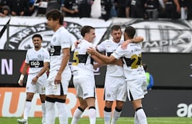 Los jugadores de Olimpia celebran un gol en el partido frente a Sportivo Ameliano por la fecha 19 del torneo Apertura 2026 de la Primera División de Paraguay en el estadio Defensores del Chaco, en Asunción, Paraguay.
