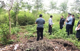 El baldío donde fueron depositados los cadáveres queda junto a la casa en la que ocurrió la masacre.