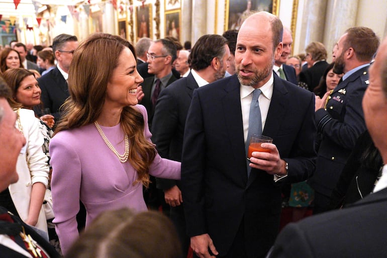 Los príncipes de Gales, Kate Middleton y William, en la recepción por el centenario del nacimiento de la reina Isabel II en el Palacio de Buckingham. (Aaron Chown / POOL / AFP)