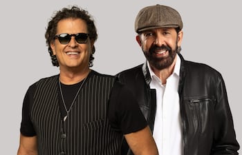 El colombiano Carlos Vives (i) y el dominicano Juan Luis Guerra.
