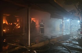 Bomberos luchan contra un incendio en Pedro Juan Caballero.