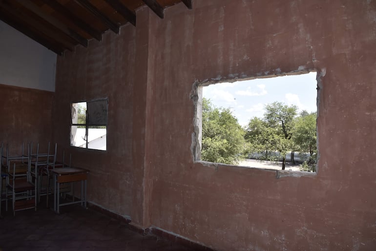 Esta sala de clases tiene una enorme abertura, luego de que la ventana cayó, por el mal estado de la infraestructura.