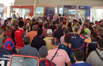 Momento de los empujones en la Asamblea Ordinaria de Cerro Porteño en La Nueva Olla.