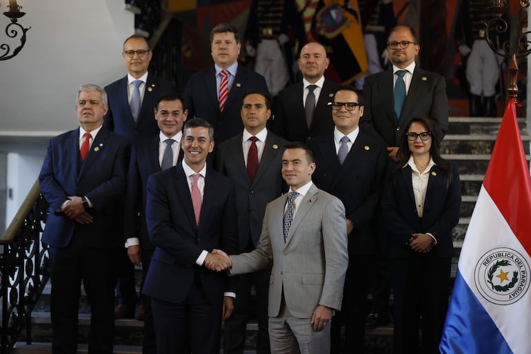 AME4451. QUITO (ECUADOR), 29/07/2026.- El presidente de Ecuador, Daniel Noboa (c-d), posa junto a su homólogo de Paraguay, Santiago Peña (c-i), durante una visita oficial este miércoles, en Quito (Ecuador). EFE/ José Jácome
