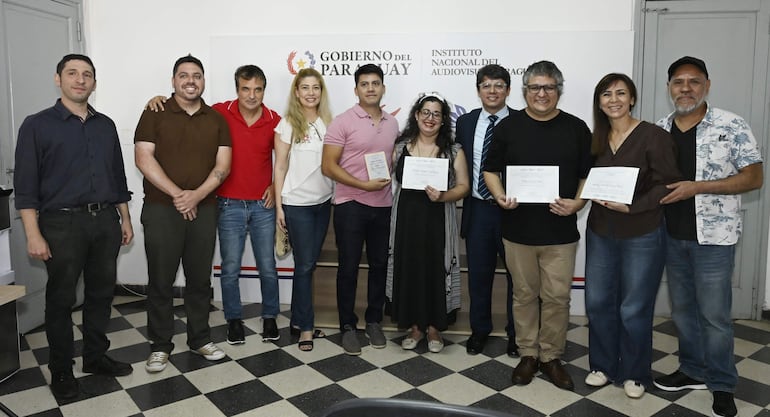 Los ganadores junto a los miembros del Consejo Directivo.