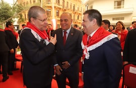Antonio Barrios y Horacio Cartes, acompañados de Basilio Núñez durante un acto de conmemoración del aniversario de la ANR. ARCHIVO.