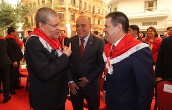 Antonio Barrios y Horacio Cartes, acompañados de Basilio Núñez durante un acto de conmemoración del aniversario de la ANR. ARCHIVO.