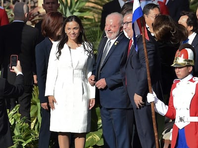 A pleno sol. El presidente brasileño Luiz Inácio Lula Da Silva junto al expresidente de Paraguay Nicanor Duarte Frutos y la diputada Jazmín Narváez (ANR) en la ceremonia del traspaso de mando de Santiago Peña. A Lula no le gustó que lo sentaran al sol.
