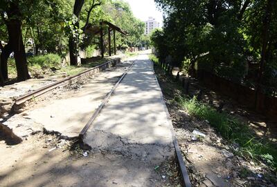 Basuras, escombros, yuyales y ocupaciones se apoderaron de la franja de dominio del antiguo ferrocarril, que ahora se pretende utilizar para el tren de cercanías entre Asunción e Ypacaraí.