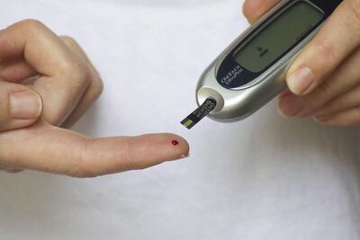 El sedentarismo, la mala alimentación, el sobrepeso, la obesidad y el tabaquismo son factores que predisponen al desarrollo de la diabetes.
